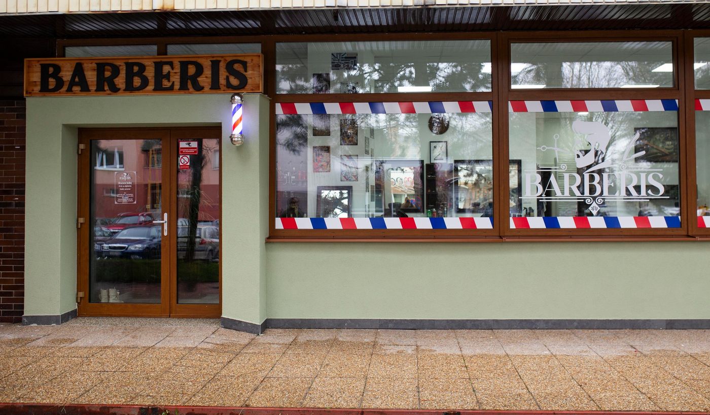 Vchod do BARBERIS na Hurbanovej 4 s barber pole a pásmi na výklade